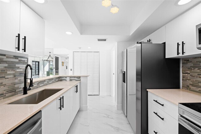 Building Photo - 800 Parkview Dr