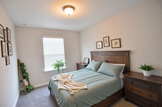 Building Photo - LIKE NEW OAKLEAF TOWNHOME!