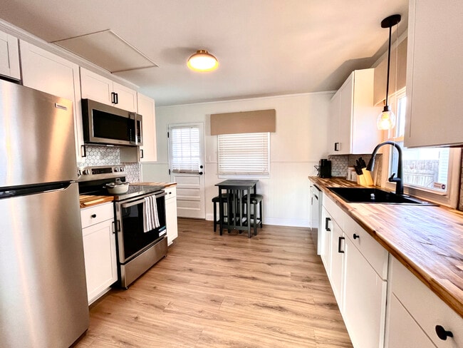 Building Photo - 635 Oneida Rd