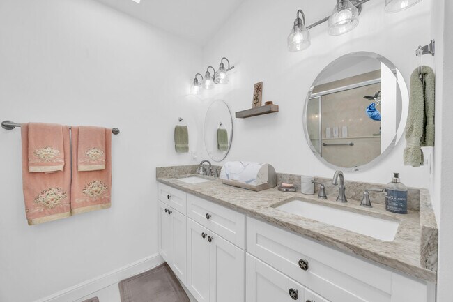 Building Photo - 2735 SW Mariposa Cir