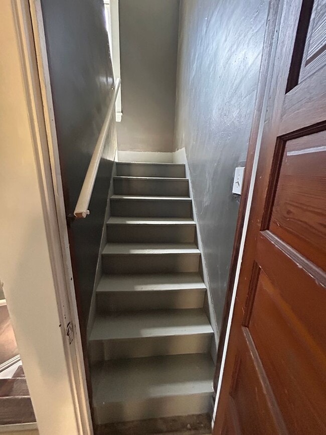 Building Photo - SECTION 8 and EDEN Accepted! Spacious with 6 Br!