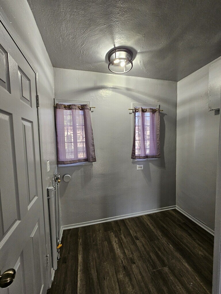 Building Photo - 1517 W 60th Pl