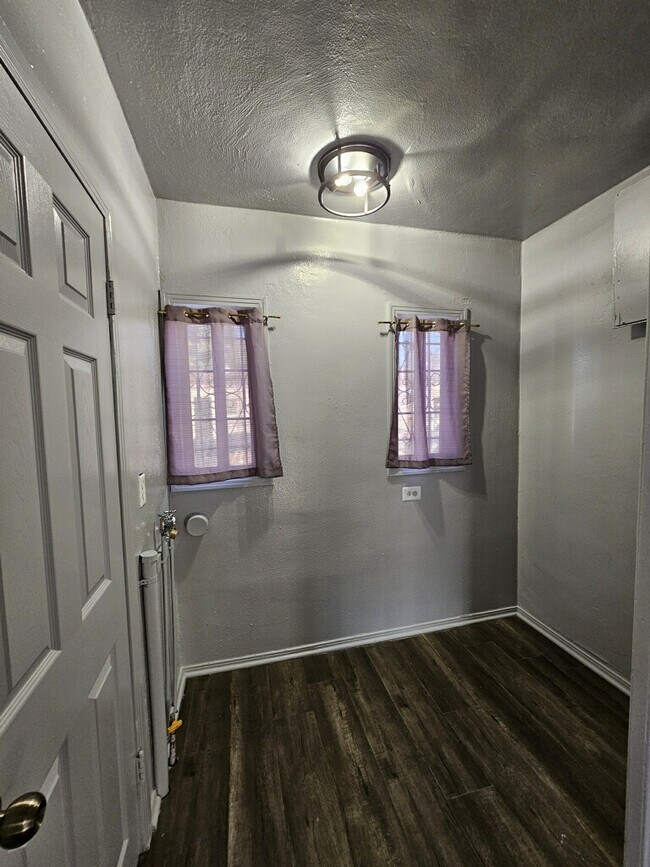 Building Photo - 1517 W 60th Pl