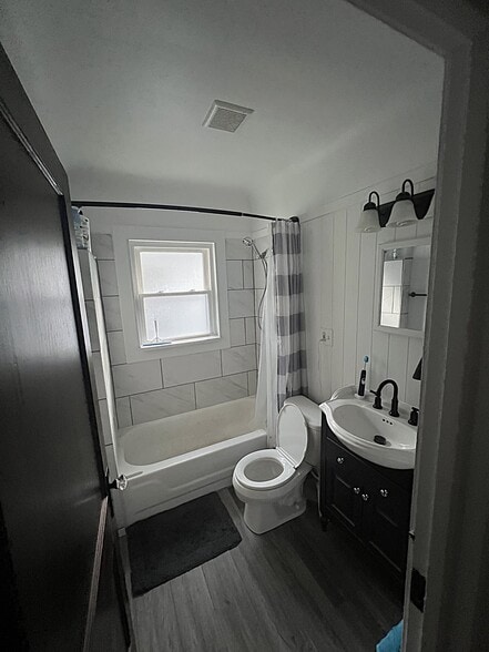 Bathroom - 14923 Delaware Ave