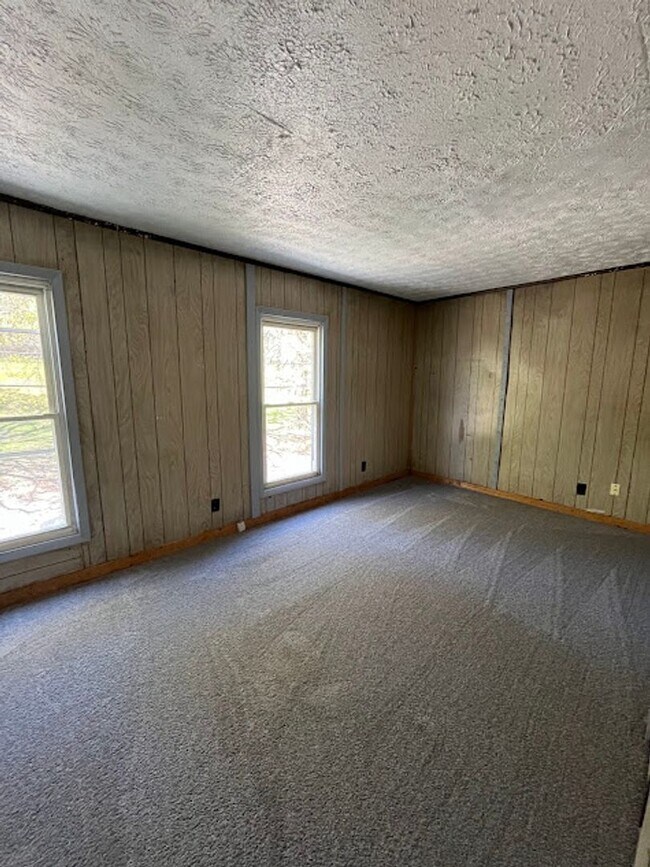 Building Photo - 3 Bedroom 1 Bathroom Home Rent Ready