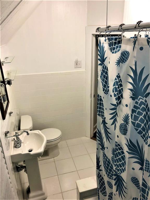 Building Photo - 835 Victoria Dr