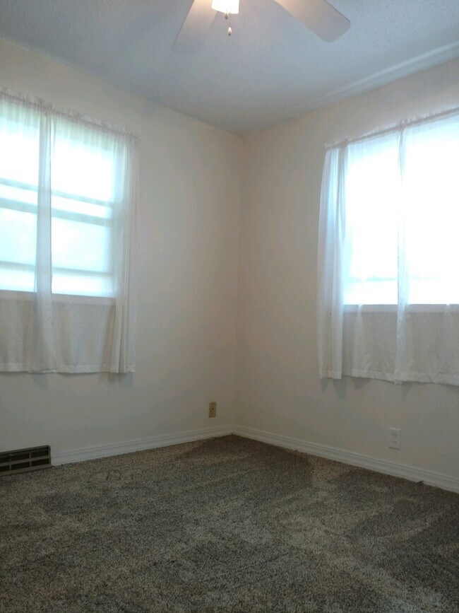 Building Photo - Charming 4 Bed / 1 Bath Ranch – Now Available!