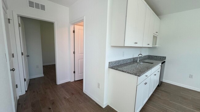 Building Photo - 1782 SW Bayshore Blvd