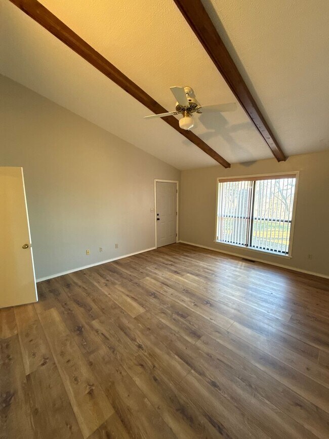 Building Photo - 185 Ridgeview Ln