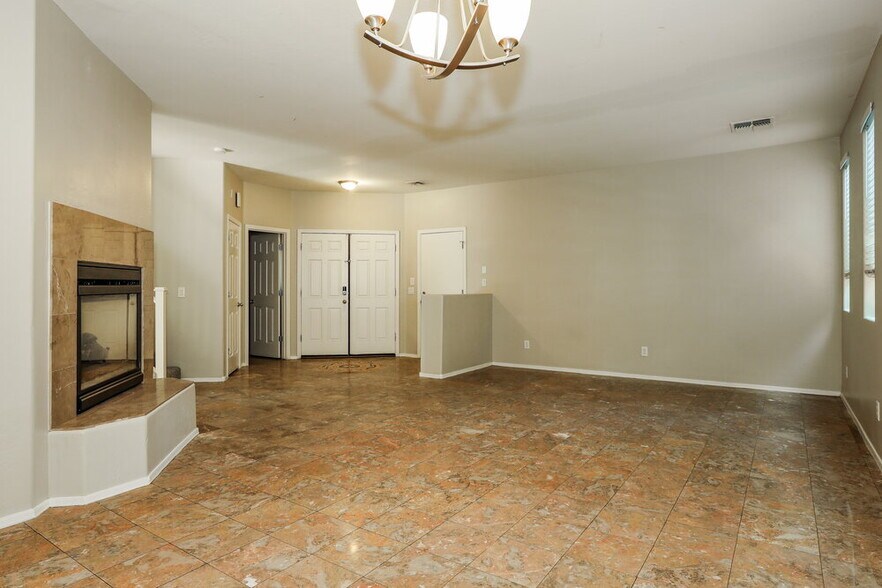 Building Photo - 1303 E Julian Dr