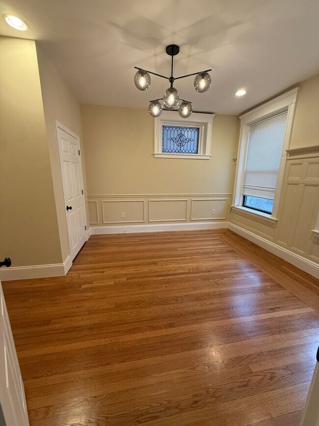 Building Photo - WOW!  5 BED/3 BATH DOWN THE STREET FROM B.U.!!!  Laundry in-unit!