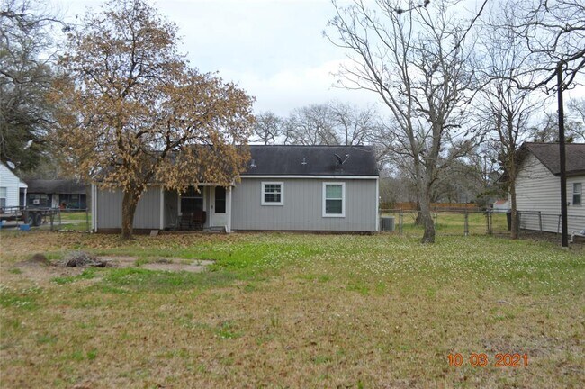 Building Photo - 127 Holly St