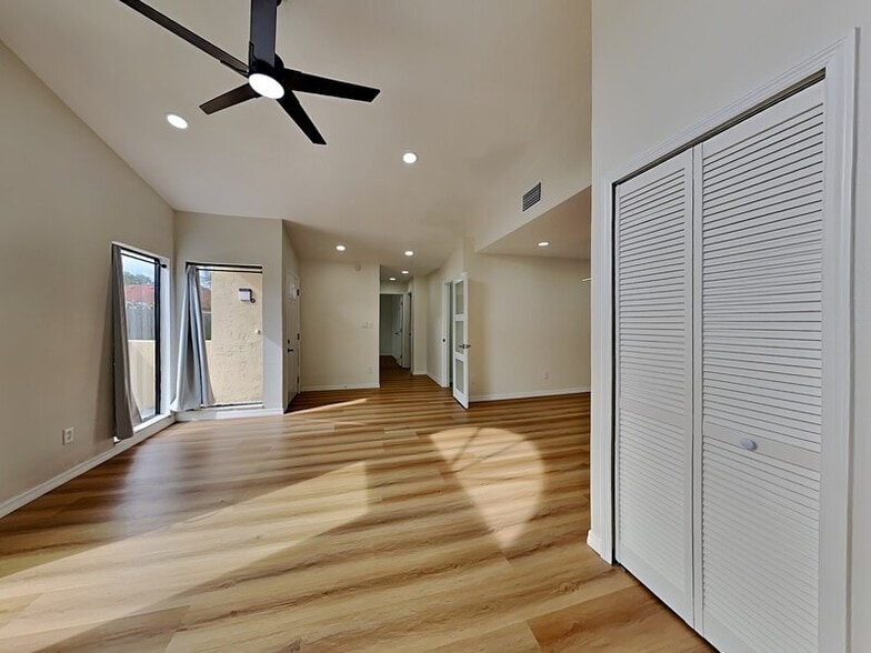 Building Photo - 739 Golden Sunshine Cir