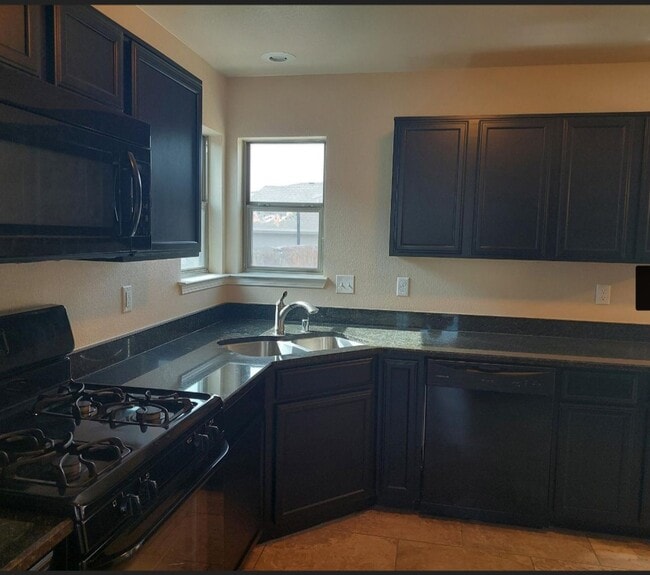 Building Photo - 3 bedroom 2 bathroom beautiful rental ! Available November