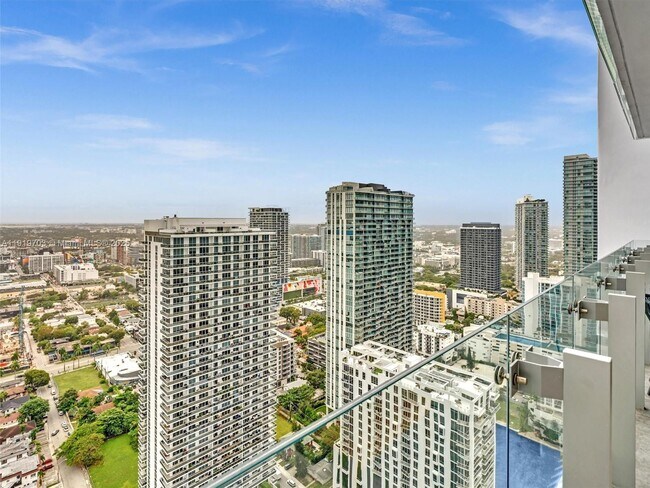 Building Photo - 700 NE 26th Terrace