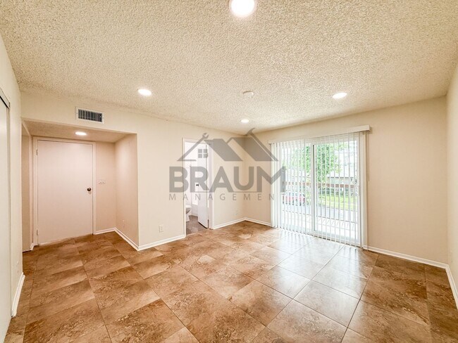 Building Photo - 221 W Elm Ave