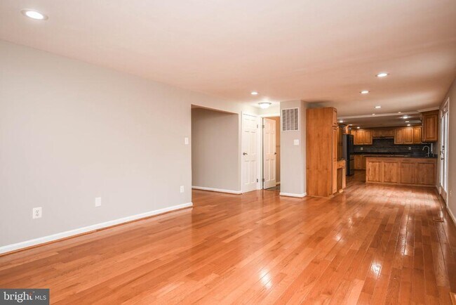 Building Photo - 9627 Locust Hill Dr