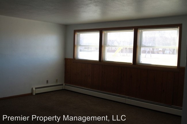 Building Photo - 725 College Ave S