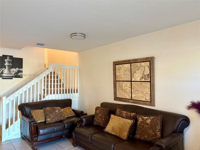 Building Photo - 1020 SE 26th Ter