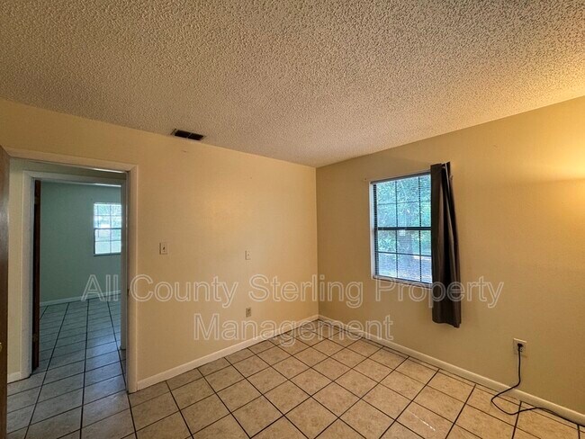 Building Photo - 159 SW Elizabeth Ct