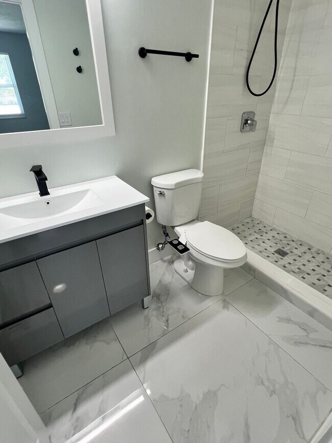 Building Photo - NEWLY RENOVATED 3 BEDROOM 2 BATH HOME- TIL...
