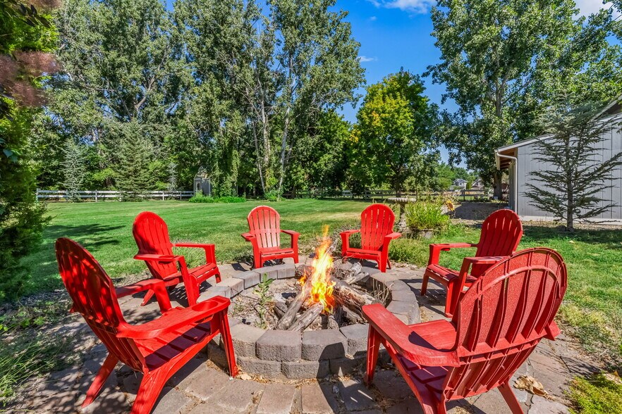 Firepit - 2971 Mumbarto Ave