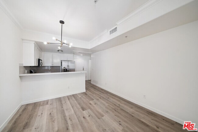 Building Photo - 2335 S Bentley Ave