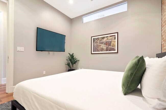 Building Photo - 822 Perdido St