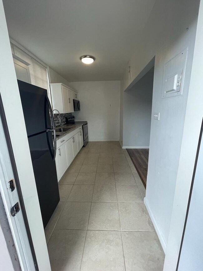 Building Photo - 112 SW 67th Ave