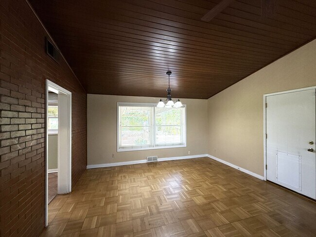 Building Photo - Timeless Comfort in Midwest City – 3BR Hom...