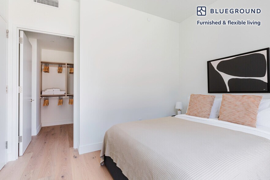 Building Photo - 312 W 43rd St