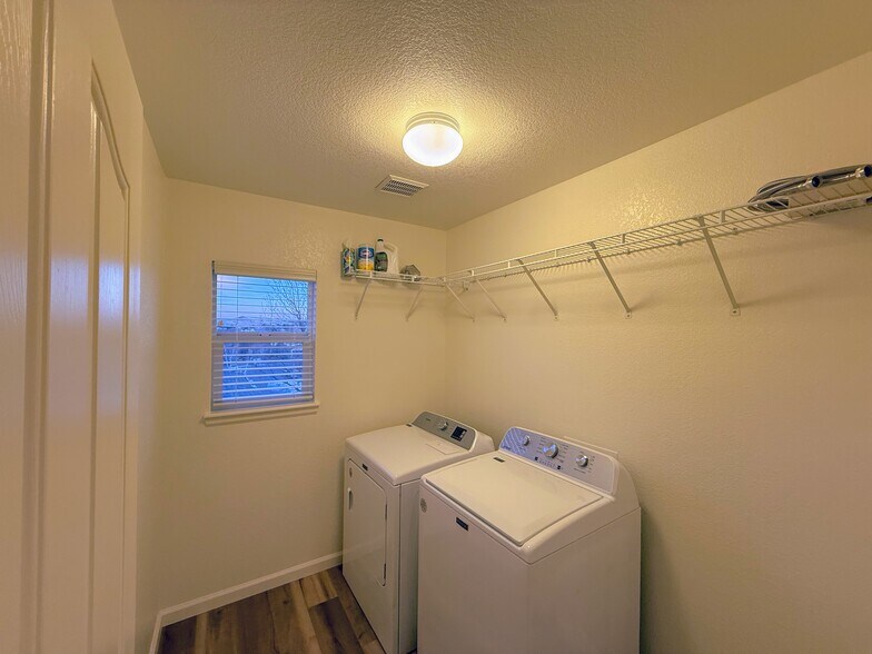 Building Photo - 5747 Jaguar Way