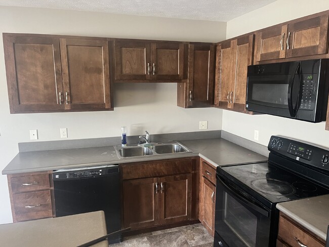 Building Photo - Newer 3-Bed Townhome in NW Columbus, attached double car garage and private back yard!