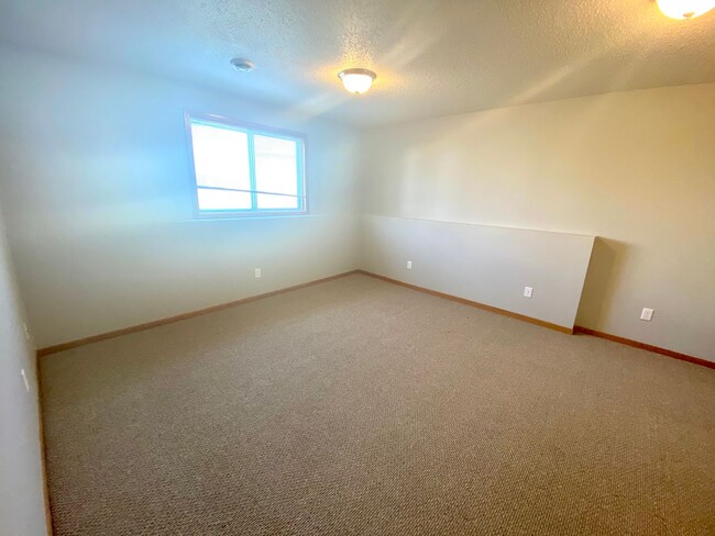 Building Photo - 3 bed, 2 bath Twinhome