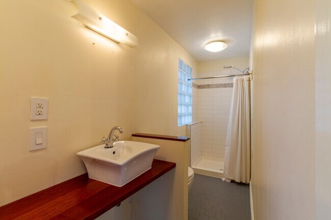 Building Photo - Gorgeous 3 Bedroom House with Bonus Room, ...