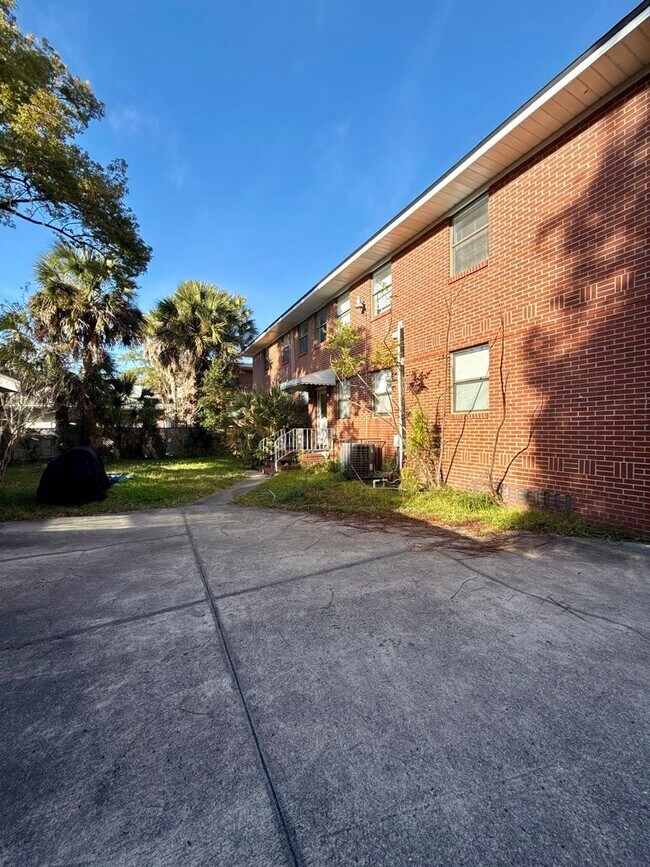 Building Photo - Great affordable apartment in St. Nicholas!