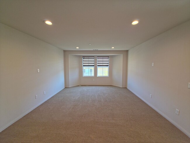 Building Photo - MOVE-IN READY - Upgraded 5+4 in Simi w/mou...
