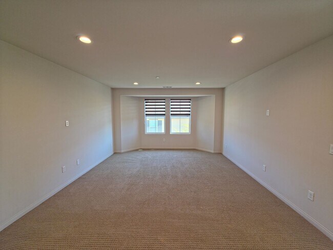 Building Photo - MOVE-IN READY 5+4 in Simi w/mountain views...