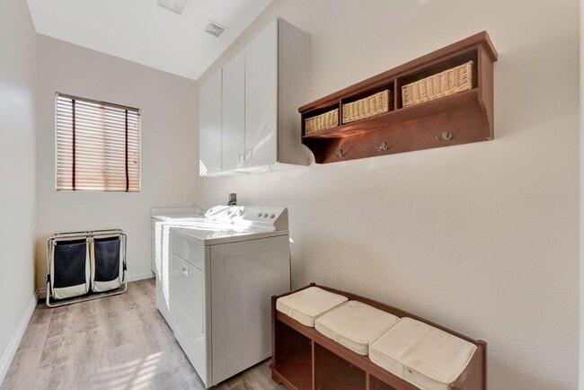 Building Photo - Queensridge Beauty - 5 bedroom on a 1/4+ acre lot