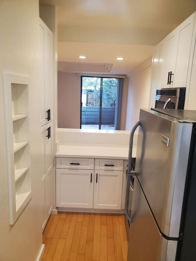 Building Photo - 2 BED + 2 1/2 BATH IN VENICE