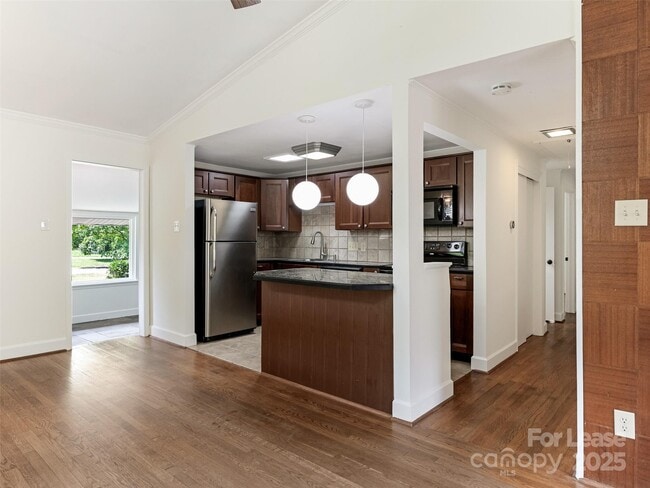 Building Photo - 553 Kenlough Dr