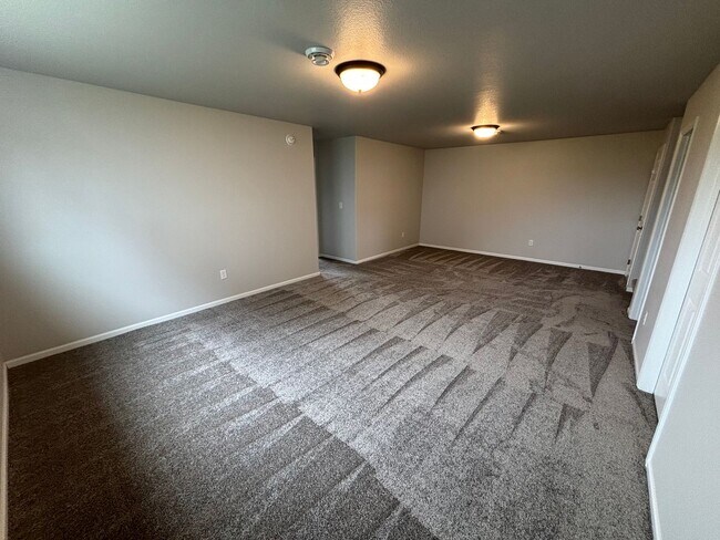 Building Photo - Stylish New Bi-Level Twinhome | 4 Beds | M...