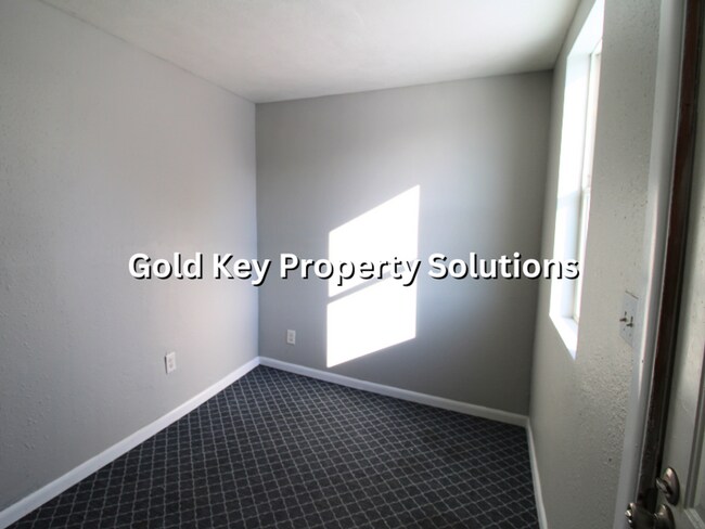 Building Photo - 816 W 11th St