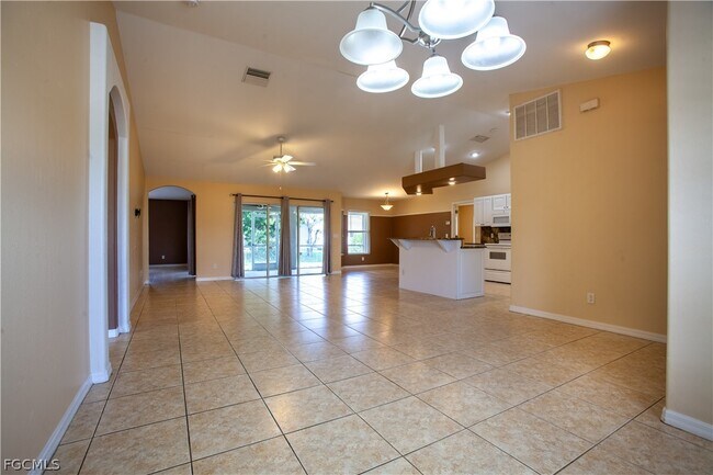 Building Photo - 906 SW 9th Ct