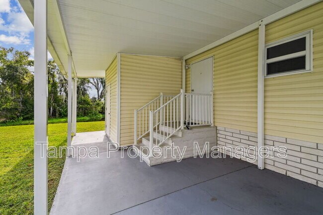 Building Photo - 242 Country Ln