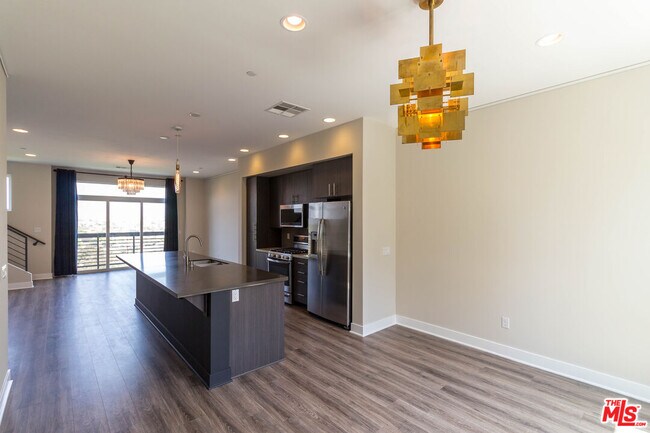 Building Photo - 2753 Waverly Dr