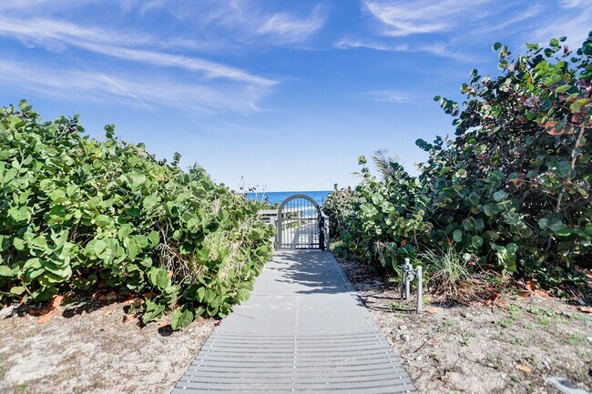 Building Photo - Gorgeous New Townhouse on the Beach