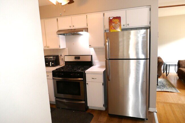 Building Photo - 2 Bedroom 1 bath in Oak Park