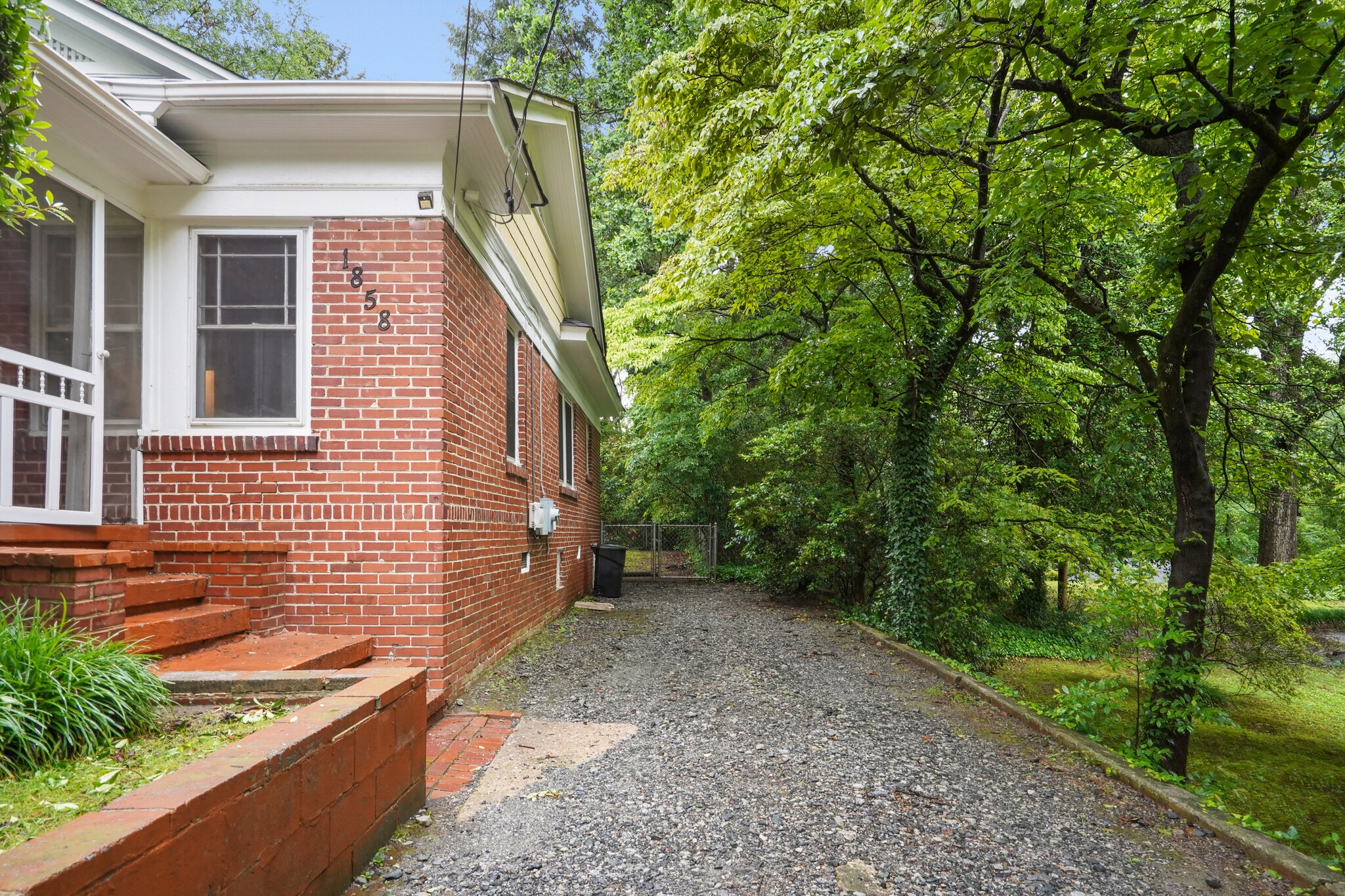 Charming 1930s bungalow - 1858 Lyle Ave
