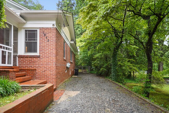 Charming 1930s bungalow - 1858 Lyle Ave